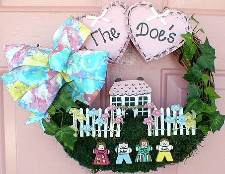 FAMILY HOUSE WREATH---Angels 'N Wreaths by Corner Crafters